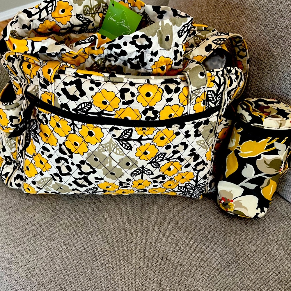 Vera Bradley Diaper/Messenger bag with accessories!